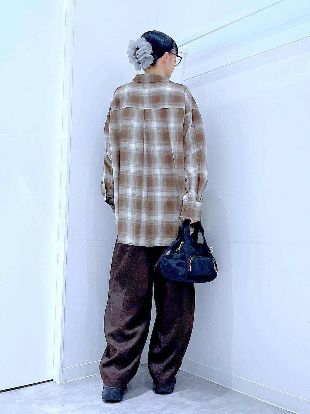 ブラウン系のシャツ/ブラウス、グレー系のTシャツ/カットソー、ブラウン系のスラックスを着用したレディースの秋コーディネートの5枚目の写真