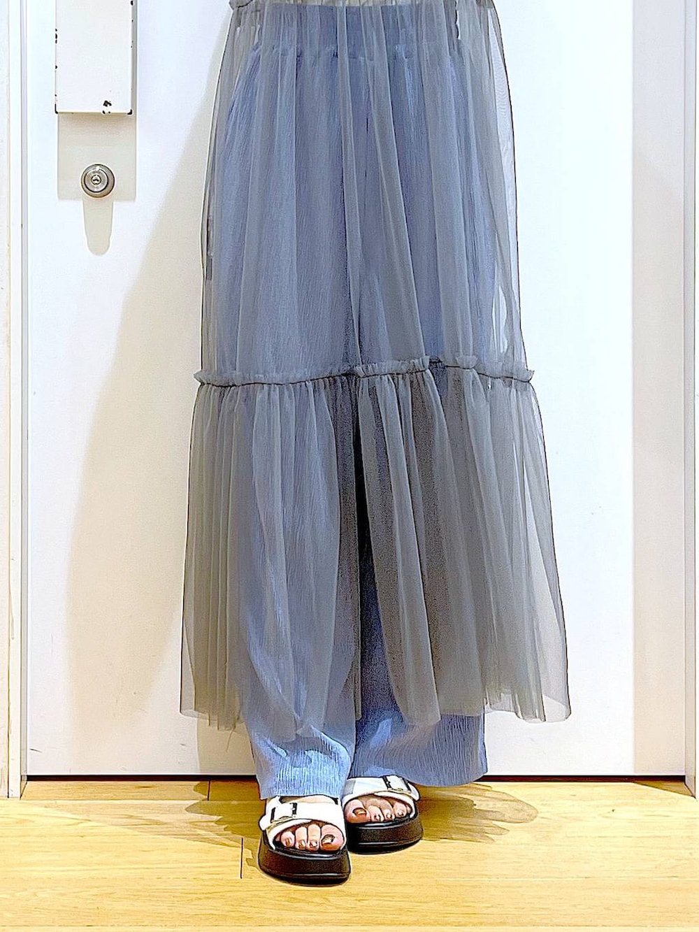グレー系のワンピース、ホワイト系のショルダーバッグ、ホワイト系のサンダルを着用したレディースの夏コーディネートの8枚目の写真