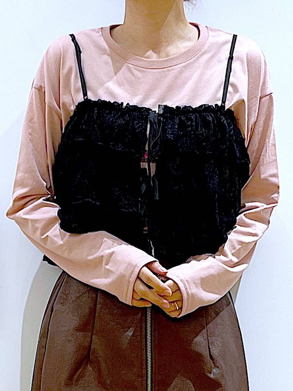 ブラウン系のスカート、ブラック系のトートバッグ、ブラック系のキャミソールを着用したレディースの秋コーディネートの7枚目の写真