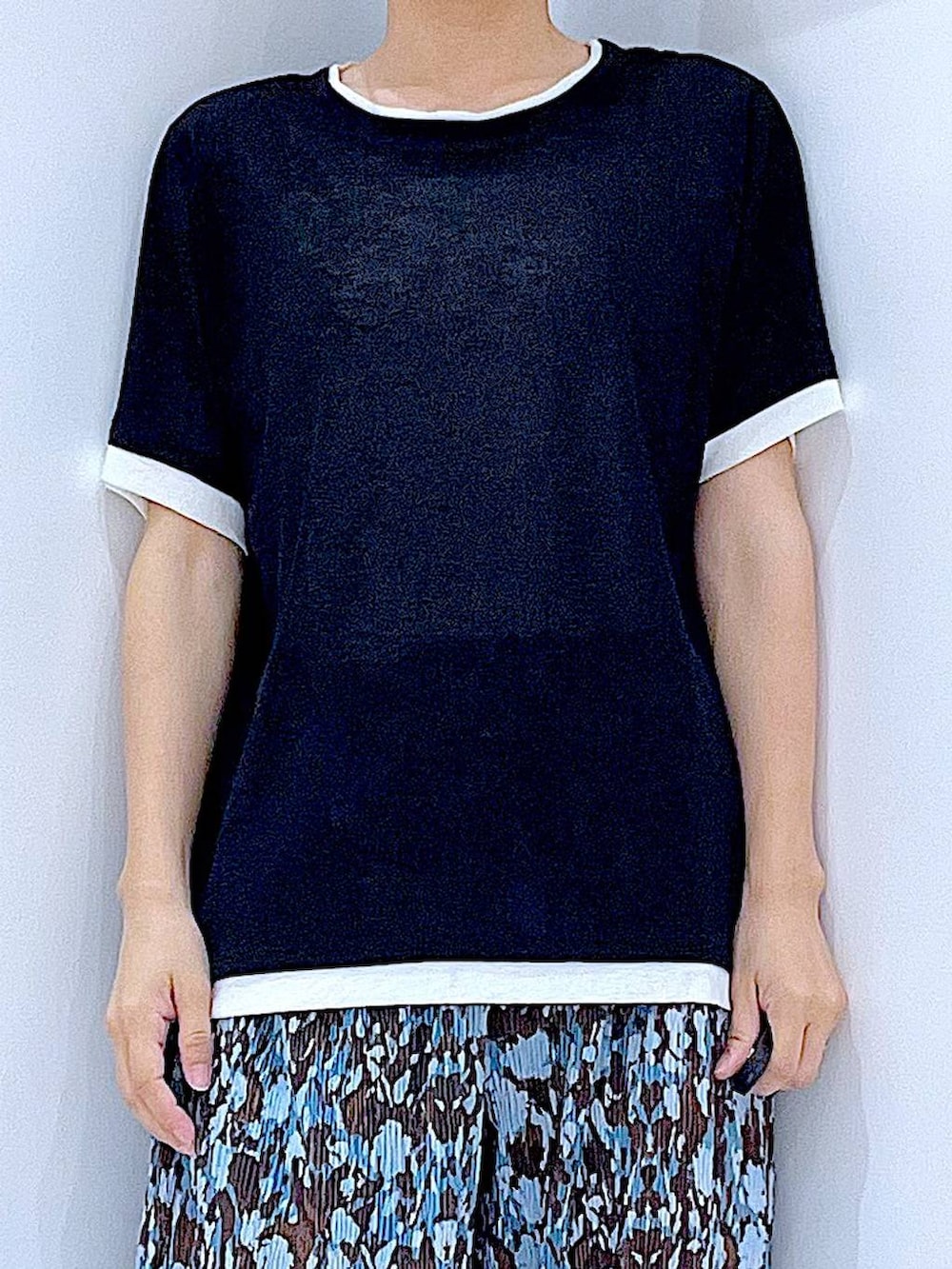 ベージュ系のショルダーバッグ、ブラック系のTシャツ/カットソー、ブラック系のサンダルを着用したレディースの夏コーディネートの7枚目の写真