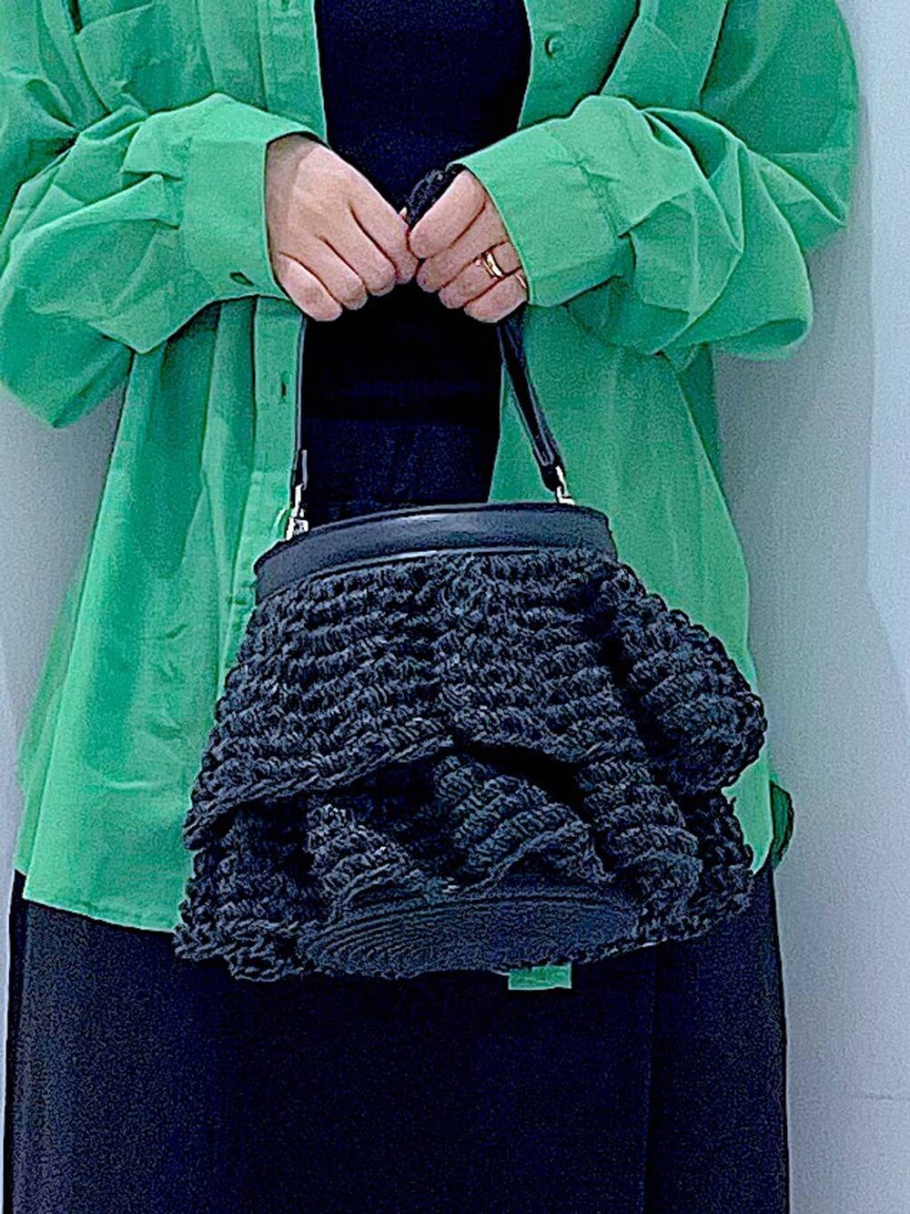 ブラック系のショルダーバッグ、グリーン系のシャツ/ブラウス、ブラック系のスニーカーを着用したレディースの夏コーディネートの9枚目の写真