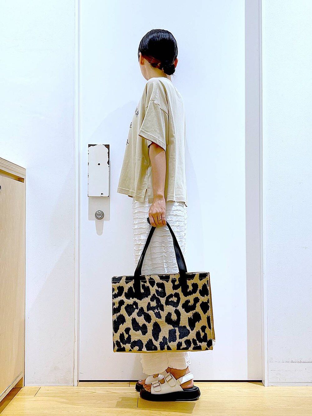 ホワイト系のサンダル、その他のトートバッグ、ホワイト系のスカートを着用したレディースの夏コーディネートの3枚目の写真