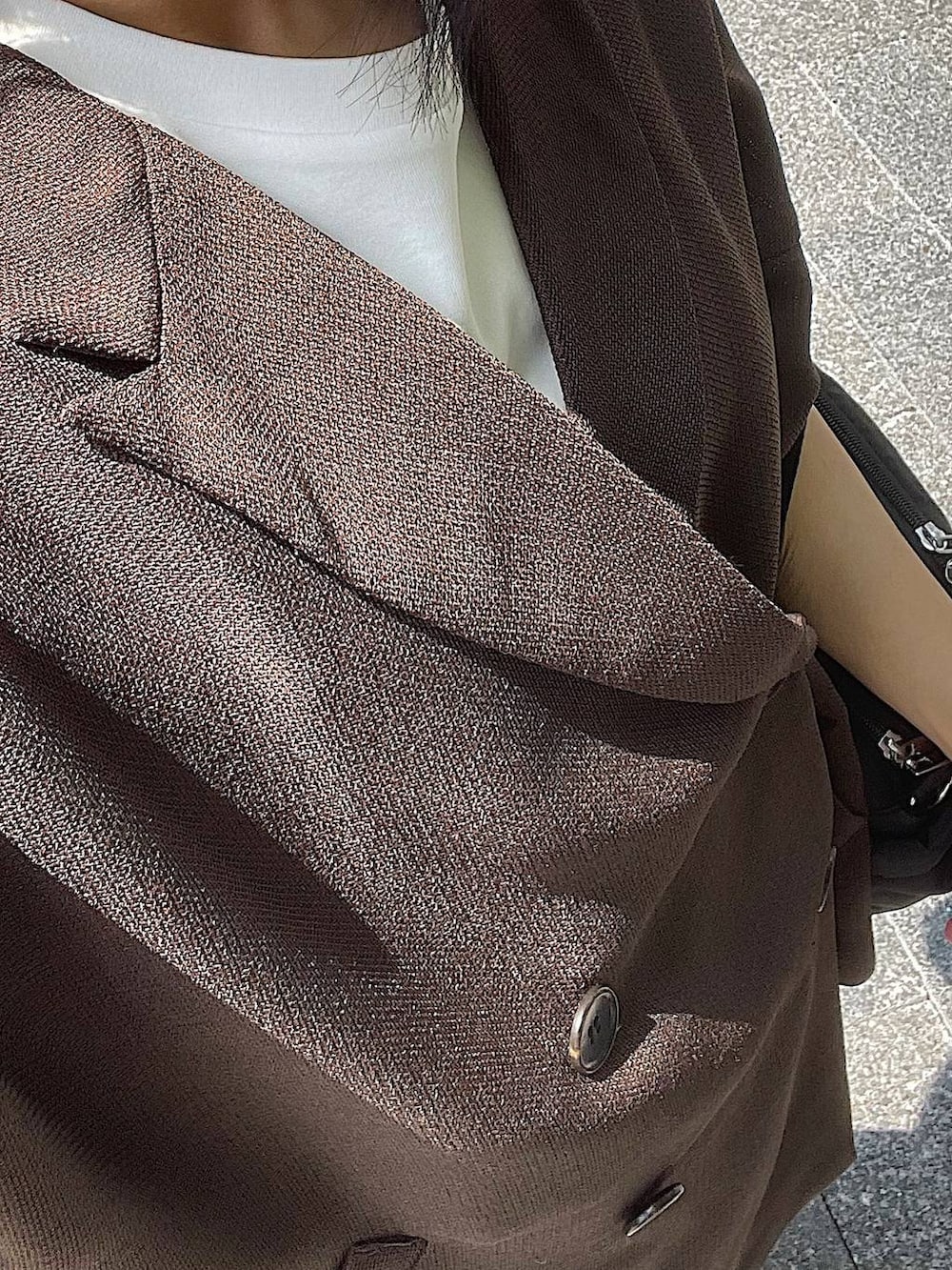ホワイト系のサンダル、ブラウン系のテーラードジャケット、ホワイト系のTシャツ/カットソーを着用したレディースの夏コーディネートの7枚目の写真