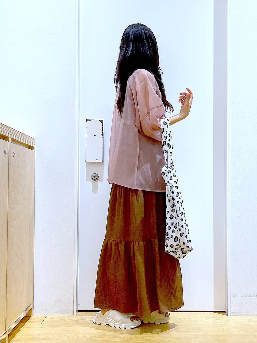 ホワイト系のサンダル、ベージュ系のワンピース、ホワイト系のトートバッグを着用したレディースの夏コーディネートの4枚目の写真