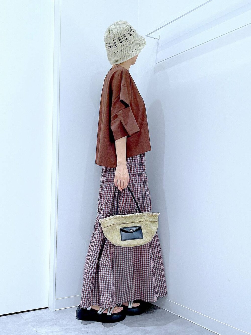 ベージュ系のショルダーバッグ、シルバー系のサンダル、ブラウン系のTシャツ/カットソーを着用したレディースの夏コーディネートの4枚目の写真