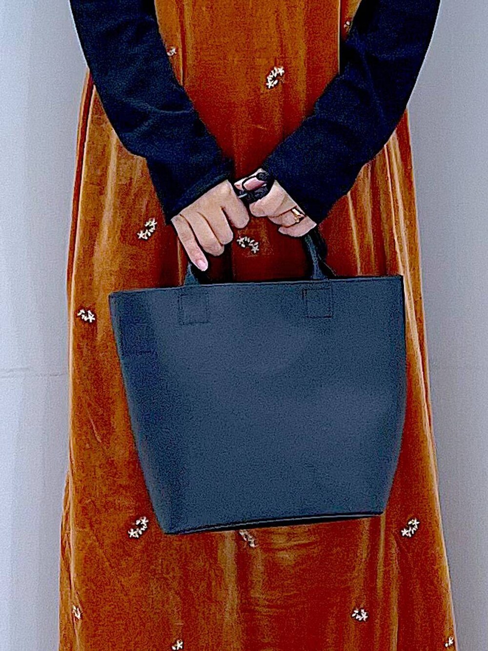 ブラック系のTシャツ/カットソー、ブラック系のショルダーバッグ、ブラック系のローファーを着用したレディースの秋コーディネートの9枚目の写真