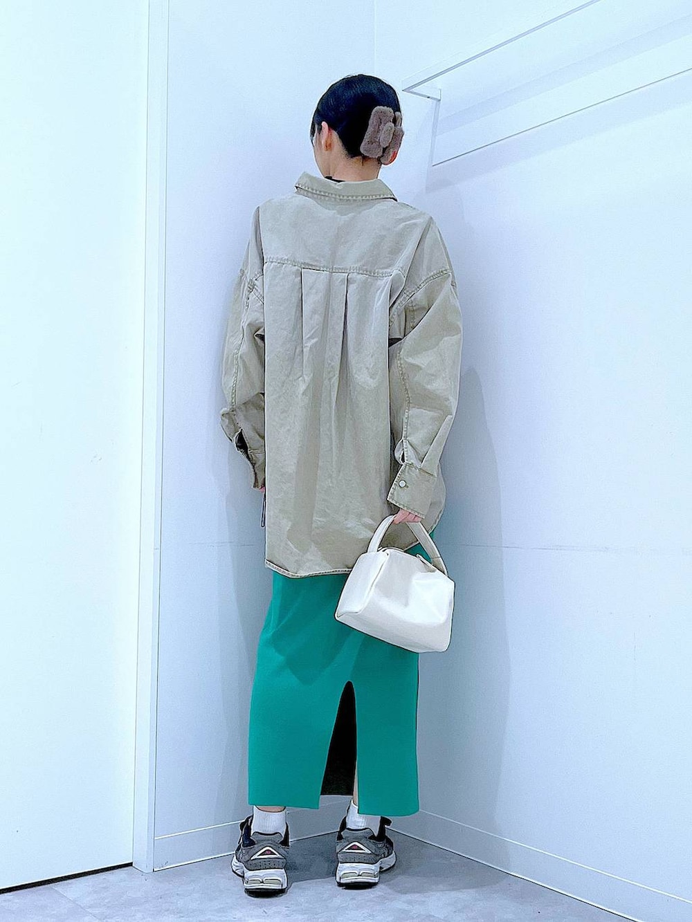 ホワイト系のショルダーバッグ、ベージュ系のシャツ/ブラウス、グリーン系のスカートを着用したレディースの春コーディネートの5枚目の写真