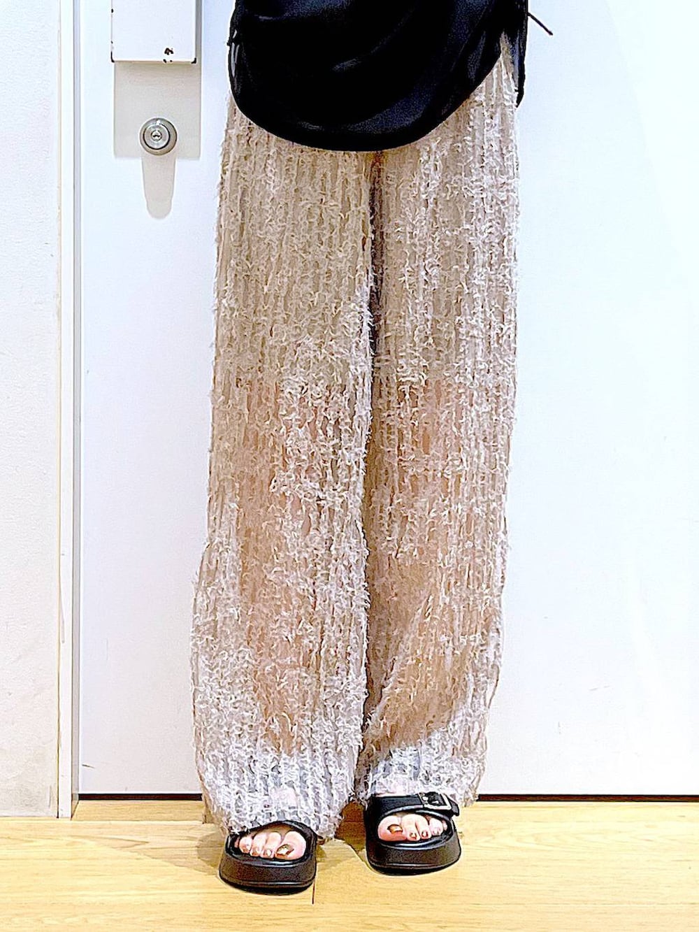 ブラック系のサンダル、ベージュ系のショルダーバッグ、ベージュ系のその他パンツを着用したレディースの夏コーディネートの8枚目の写真