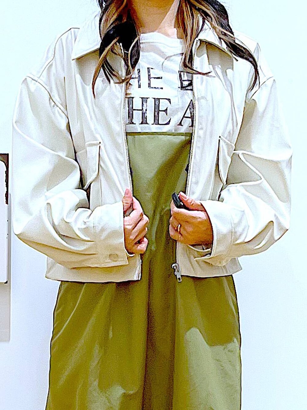 ベージュ系のブルゾン、ホワイト系のTシャツ/カットソー、ベージュ系のブーツを着用したレディースの春コーディネートの7枚目の写真