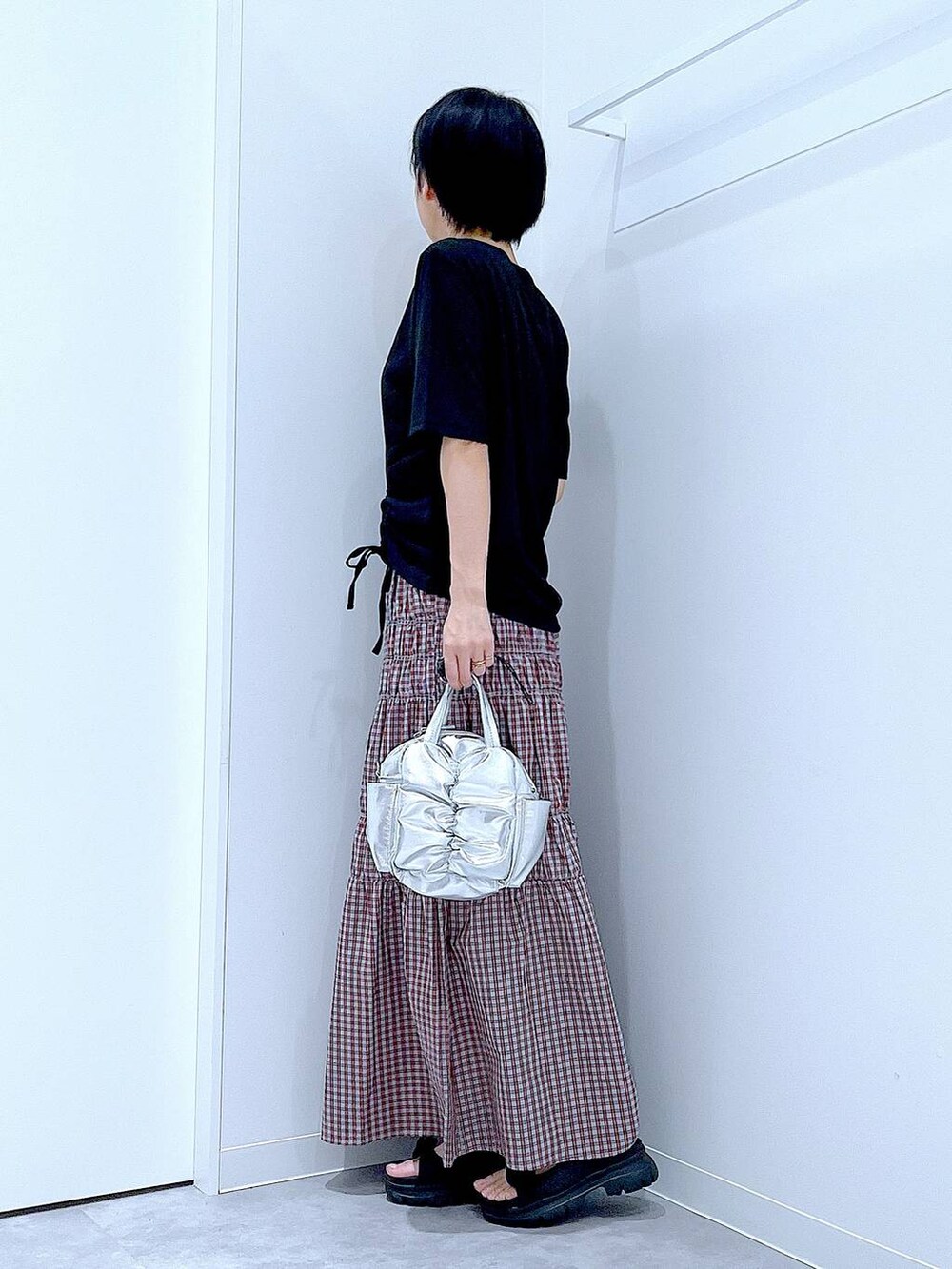 ブラック系のサンダル、ブラック系のTシャツ/カットソー、その他のショルダーバッグを着用したレディースの夏コーディネートの3枚目の写真