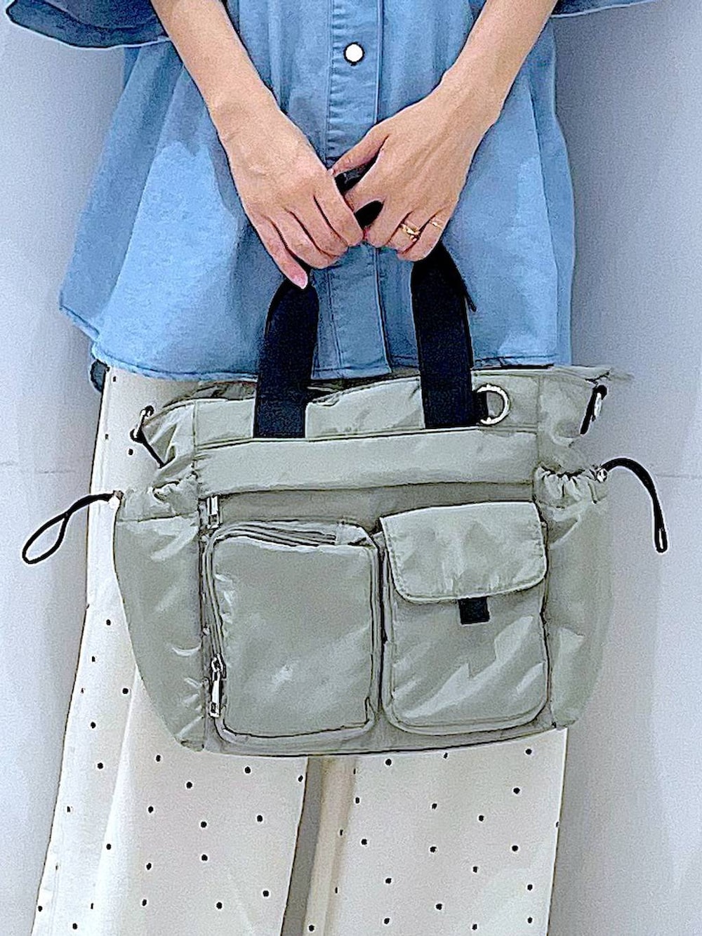 その他のその他パンツ、グリーン系のトートバッグ、ブラック系のサンダルを着用したレディースの夏コーディネートの9枚目の写真