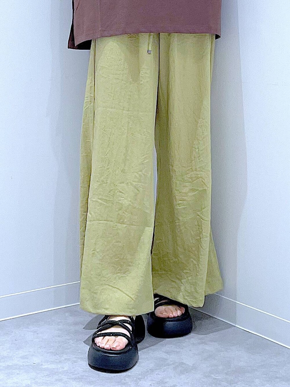 ブラック系のショルダーバッグ、ブラック系のサンダル、グリーン系のその他パンツを着用したレディースの夏コーディネートの8枚目の写真