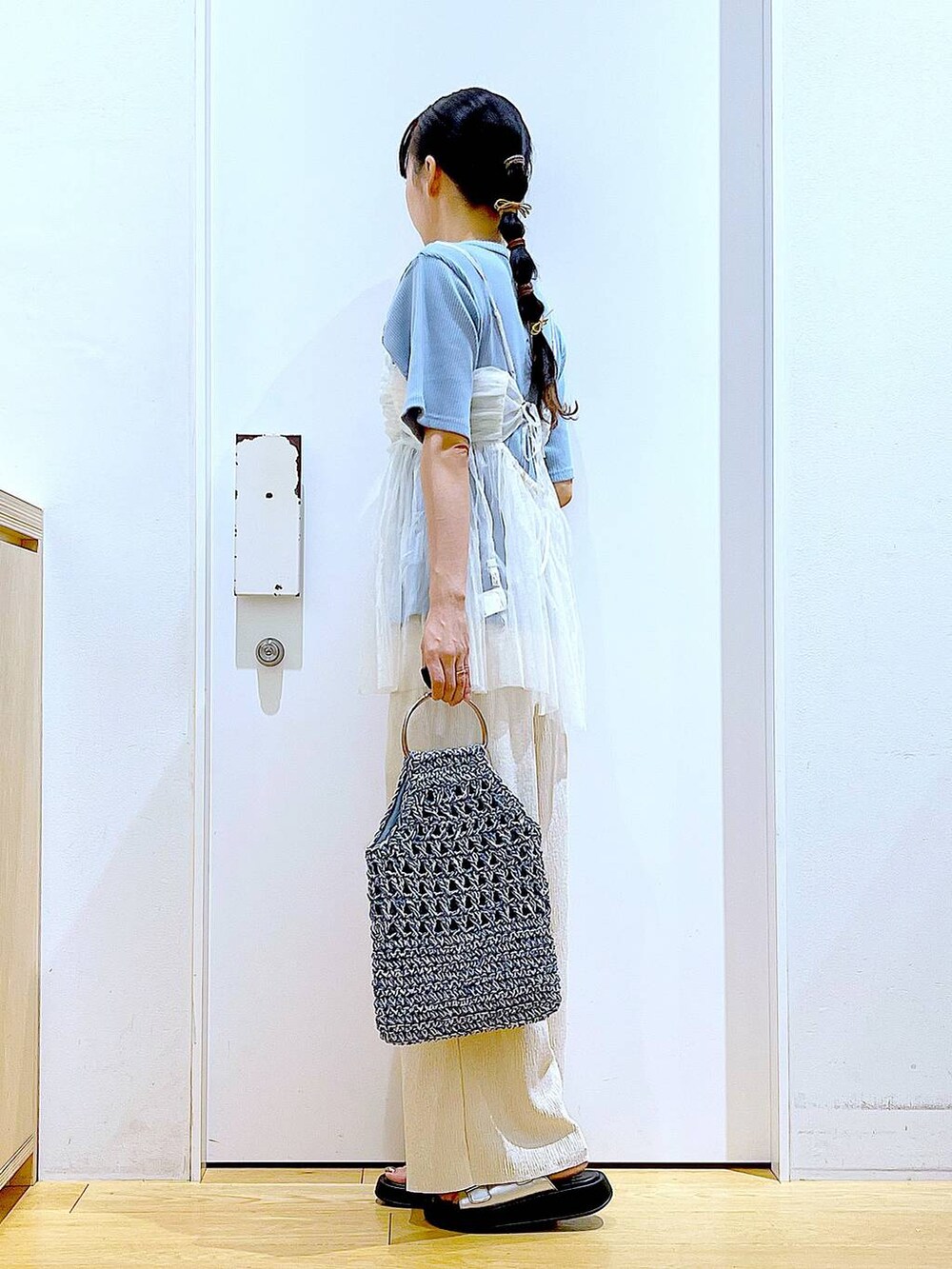 ホワイト系のキャミソール、シルバー系のサンダル、ブルー系のハンドバッグを着用したレディースの夏コーディネートの3枚目の写真