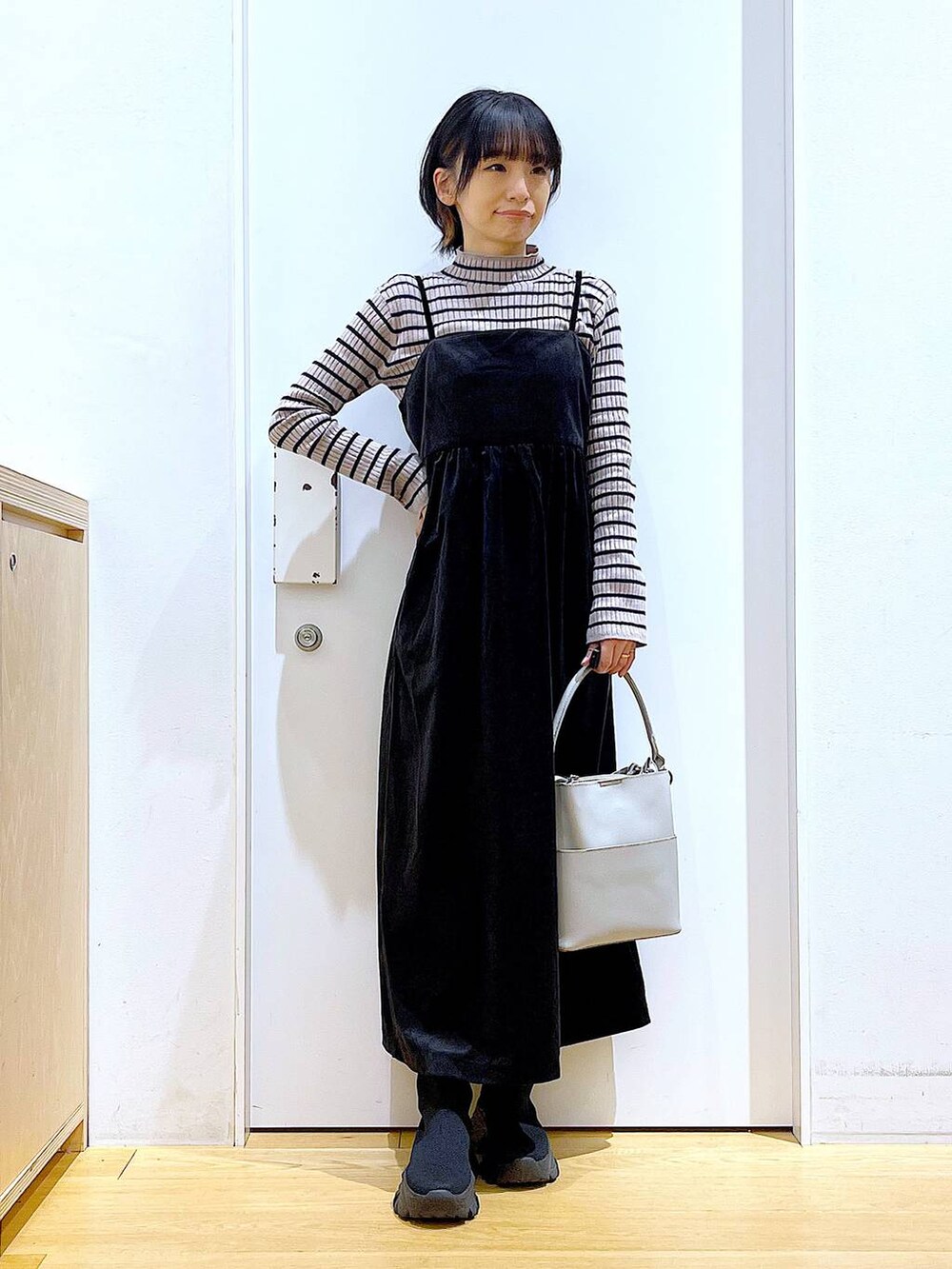 その他のニット/セーター、グレー系のショルダーバッグ、ブラック系のブーツを着用したレディースの冬コーディネートの2枚目の写真