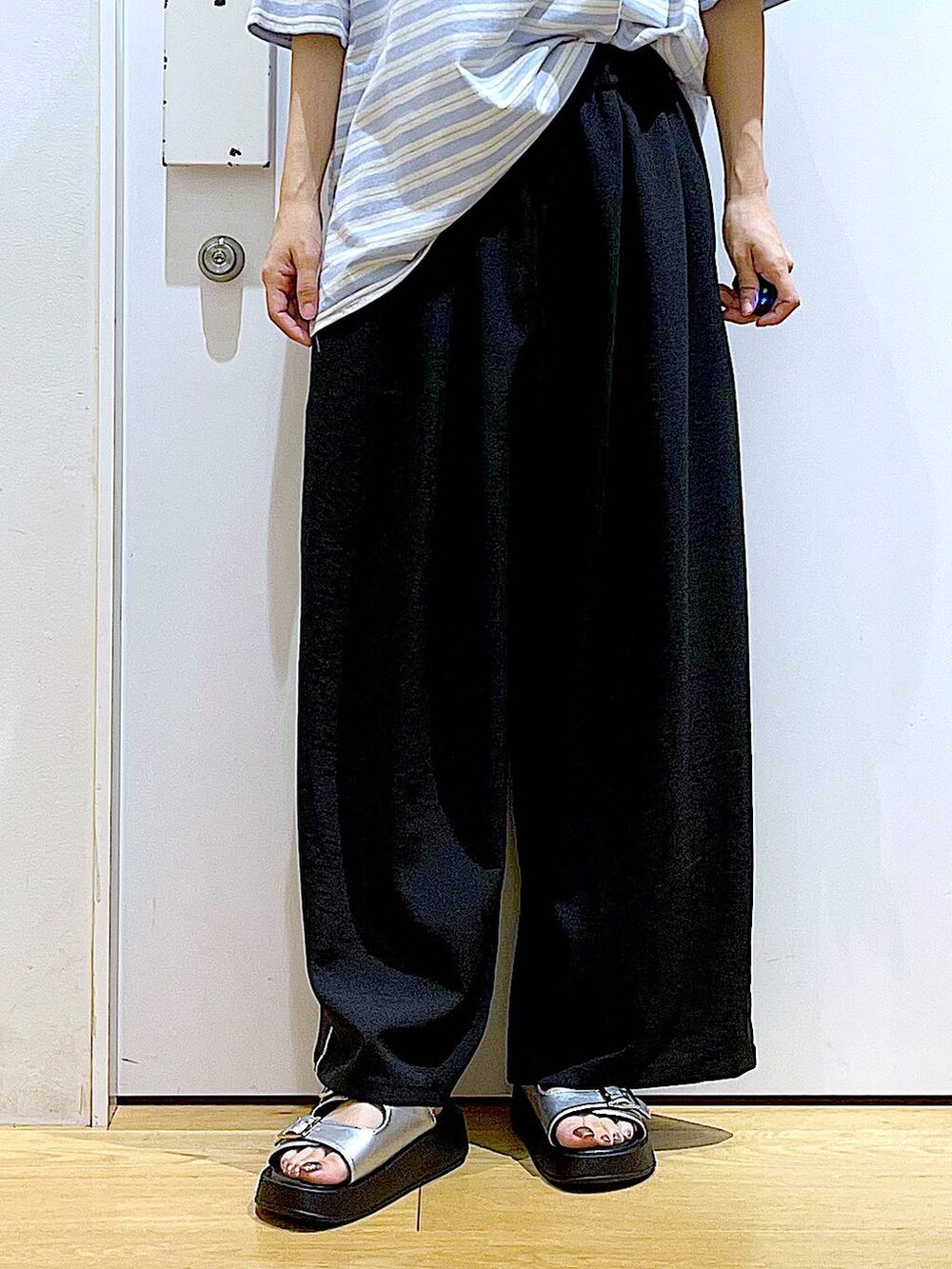 シルバー系のサンダル、その他のトートバッグ、ブルー系のTシャツ/カットソーを着用したレディースの夏コーディネートの8枚目の写真