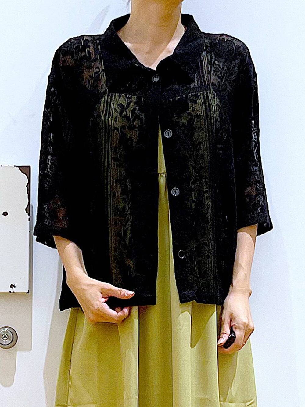 ブラック系のサンダル、ブラック系のシャツ/ブラウス、グリーン系のワンピースを着用したレディースの秋コーディネートの7枚目の写真