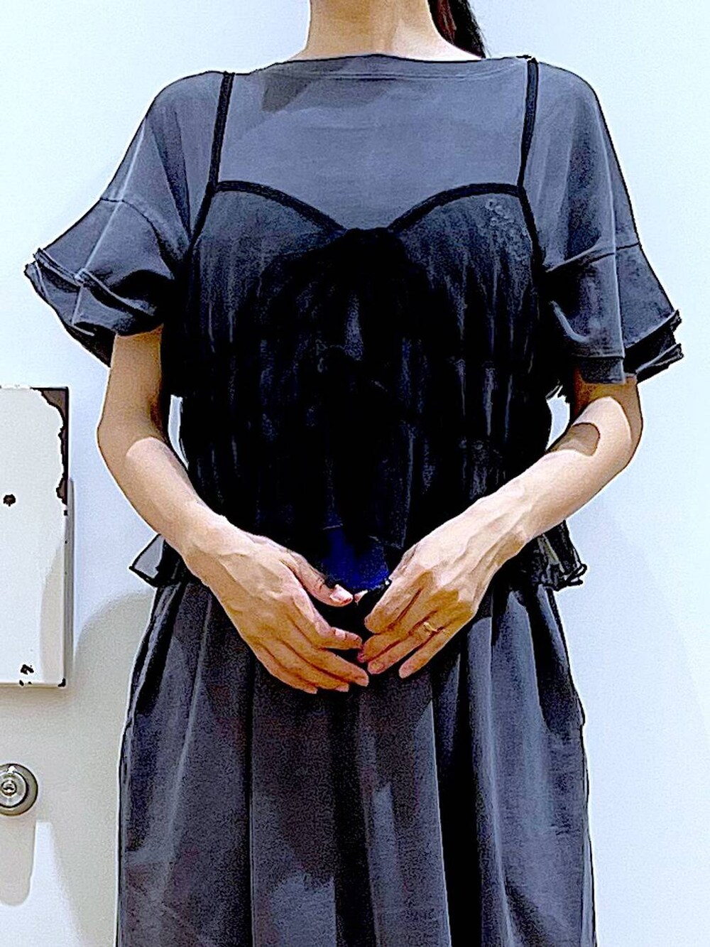 ブラック系のキャミソール、グレー系のその他パンツ、ブラック系のトートバッグを着用したレディースの夏コーディネートの7枚目の写真