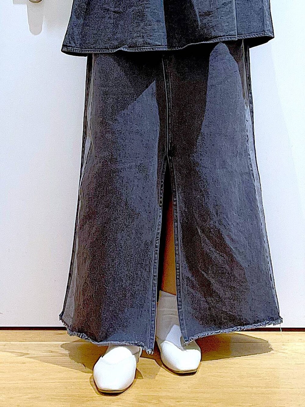 ブルー系のショルダーバッグ、ホワイト系のパンプス、ブラック系のデニムスカートを着用したレディースの春コーディネートの8枚目の写真