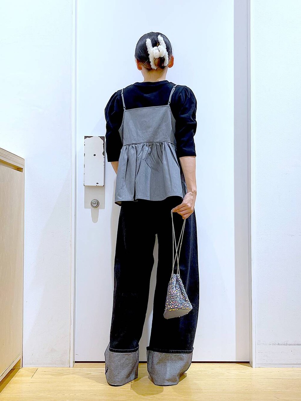 グレー系のショルダーバッグ、ブラック系のローファー、グレー系のその他トップスを着用したレディースの秋コーディネートの5枚目の写真