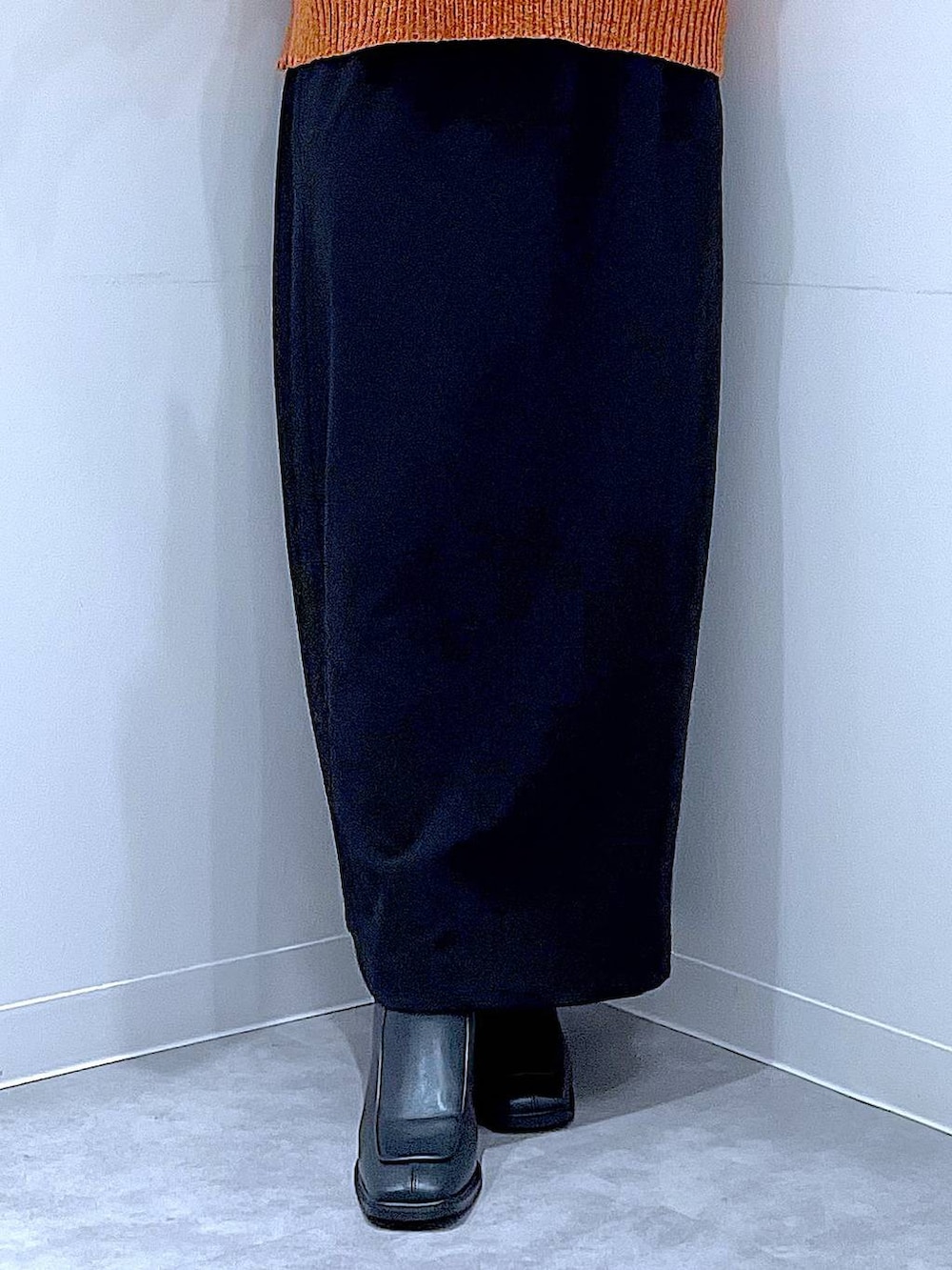 ブラック系のスカート、ブラック系のブーツ、ブラック系のショルダーバッグを着用したレディースの冬コーディネートの8枚目の写真