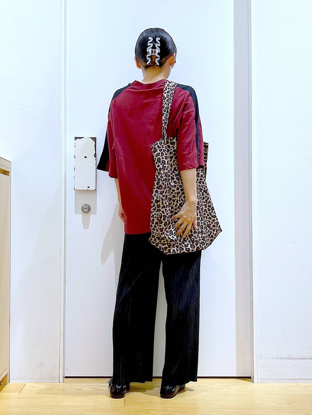 ブラック系のパンプス、ベージュ系のトートバッグ、ブラック系のその他パンツを着用したレディースの夏コーディネートの5枚目の写真