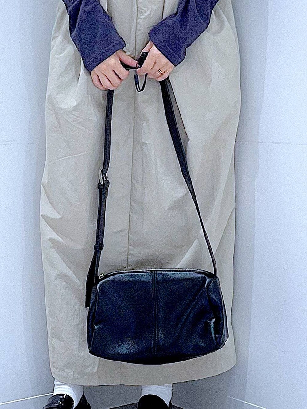 ブラック系のショルダーバッグ、ブラック系のローファー、グレー系のワンピースを着用したレディースの秋コーディネートの9枚目の写真