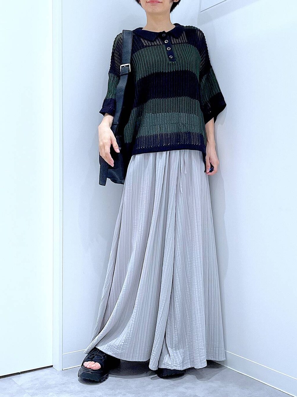 ブラック系のスニーカー、ブラック系のショルダーバッグ、グレー系のその他パンツを着用したレディースの夏コーディネートの6枚目の写真