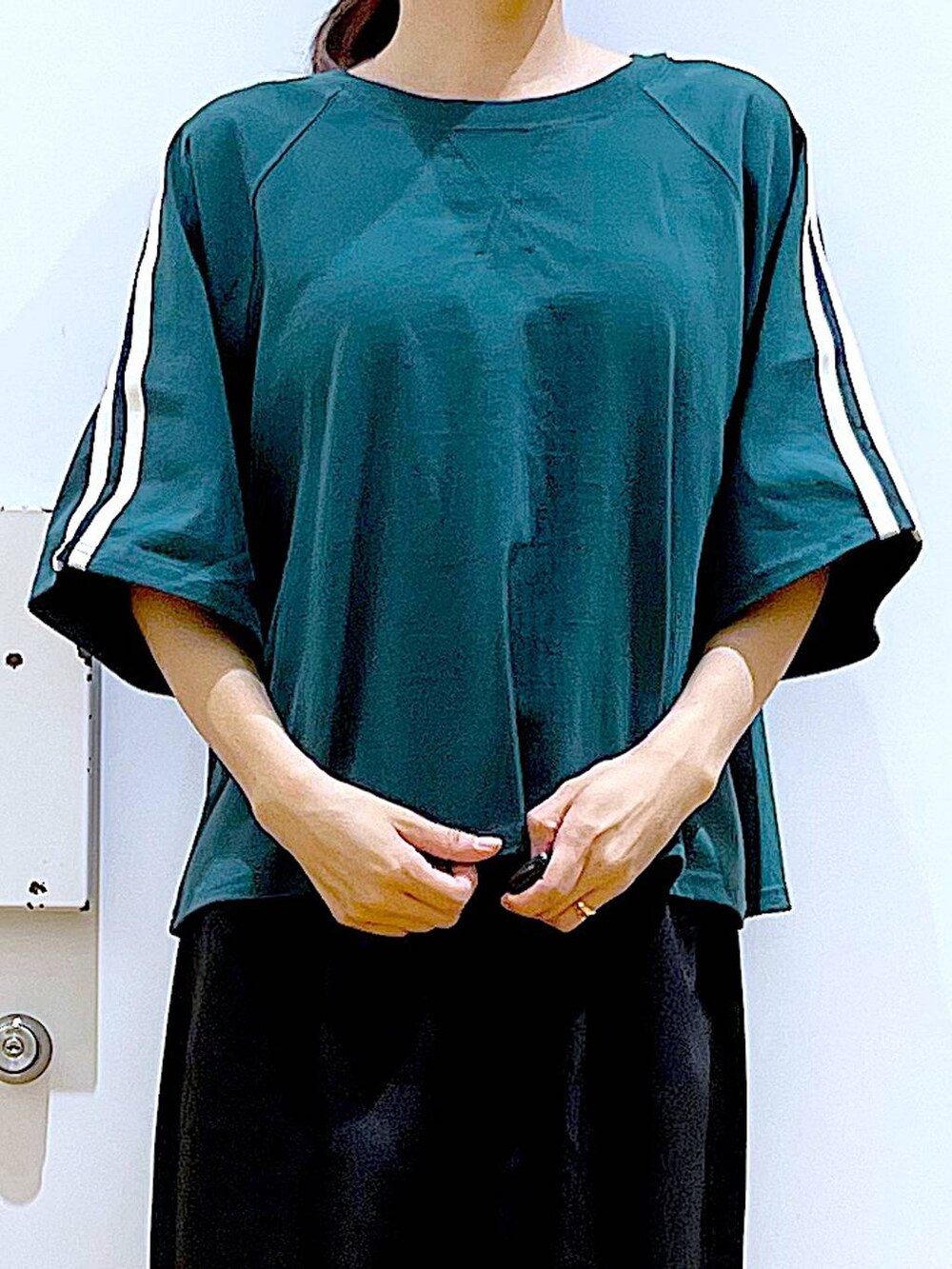 シルバー系のトートバッグ、ブラック系のサンダル、ブラック系のその他パンツを着用したレディースの夏コーディネートの7枚目の写真