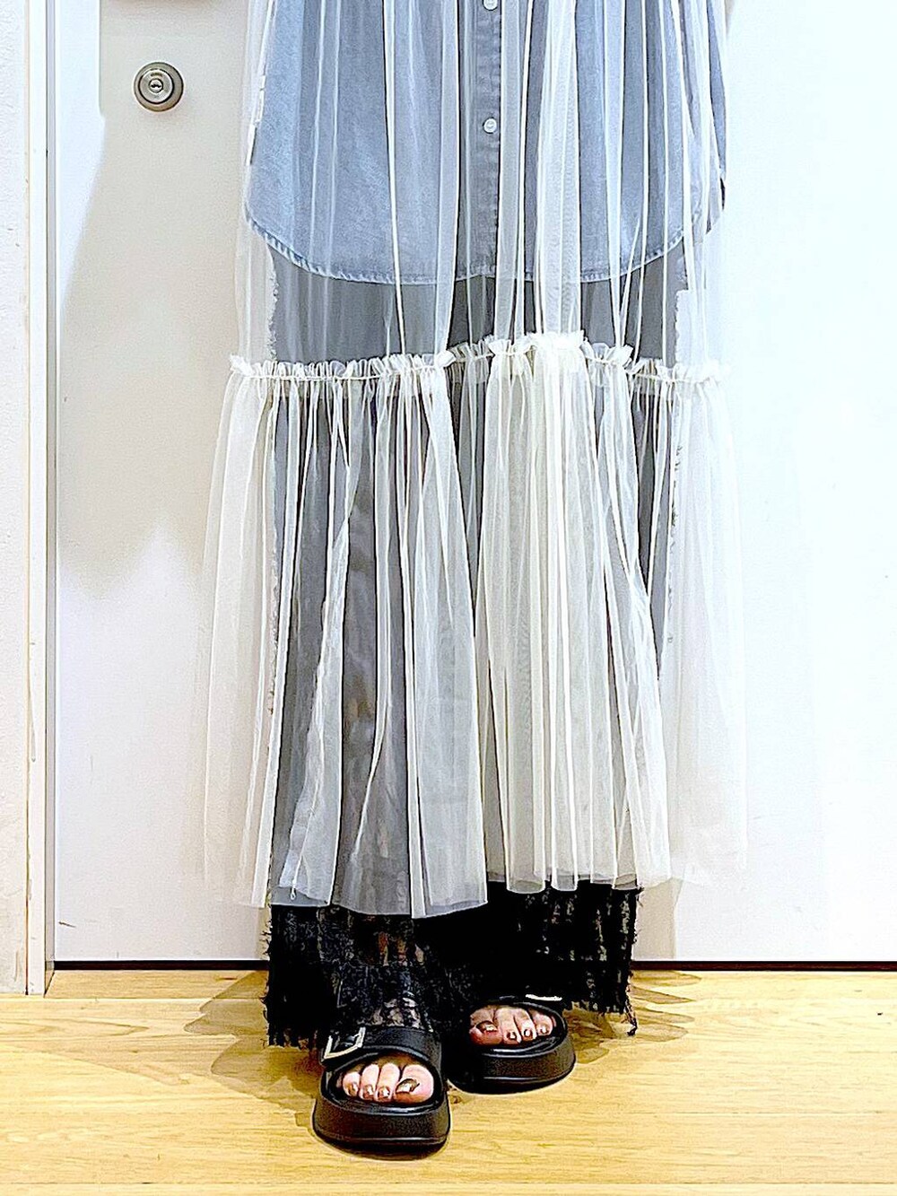 ホワイト系のワンピース、ブラック系のサンダル、ブラック系のその他パンツを着用したレディースの夏コーディネートの8枚目の写真