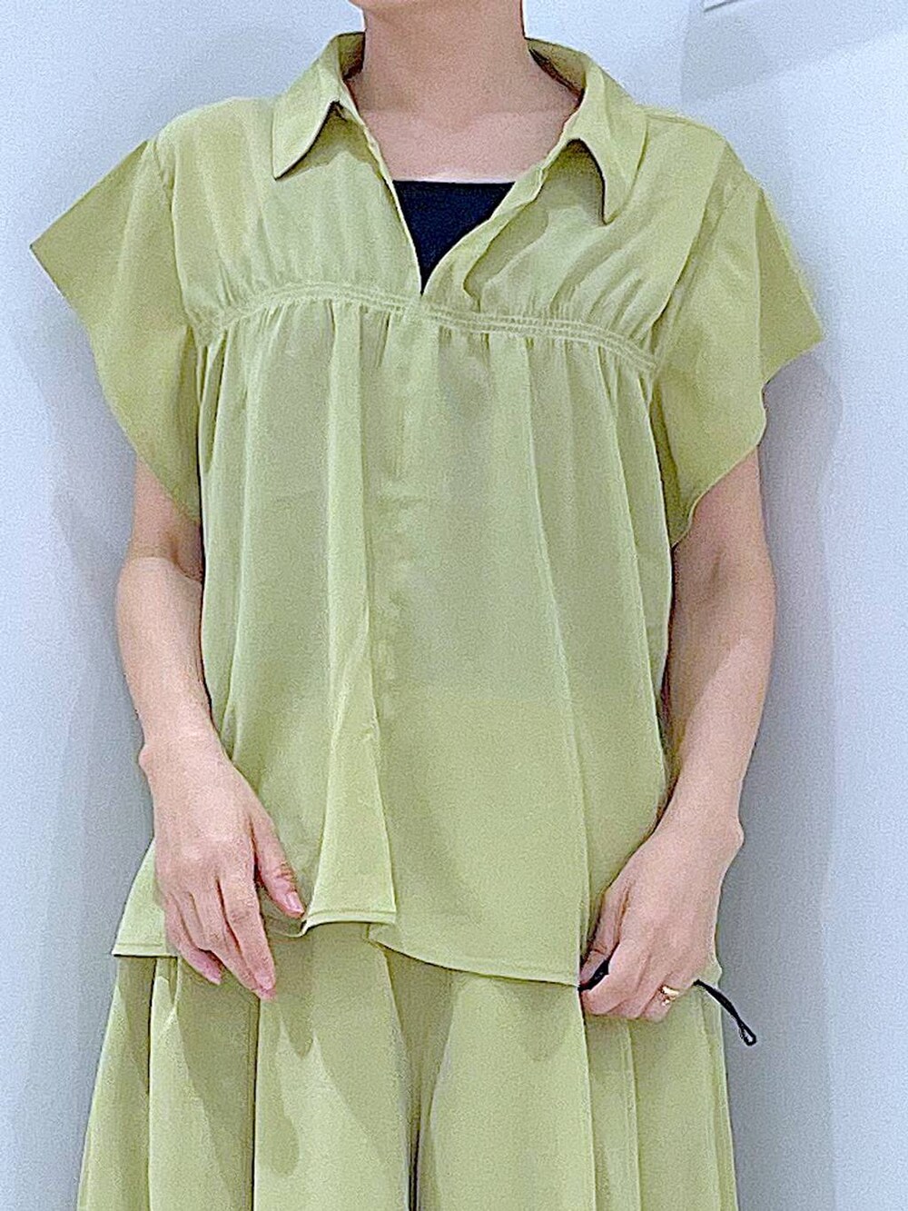 ホワイト系のショルダーバッグ、イエロー系のシャツ/ブラウス、イエロー系のその他パンツを着用したレディースの夏コーディネートの7枚目の写真