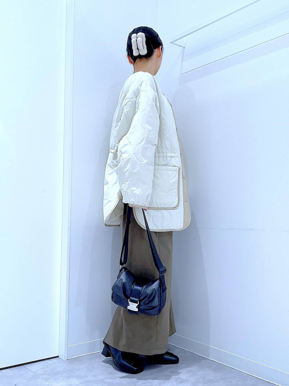 ベージュ系のブルゾン、ブラック系のブーツ、ベージュ系のニット/セーターを着用したレディースの冬コーディネートの4枚目の写真