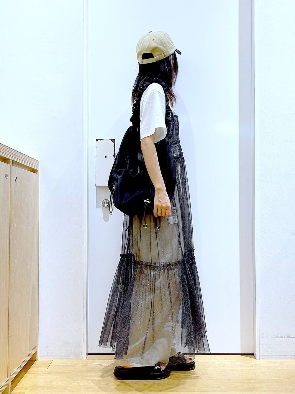 その他のワンピース、ブラック系のサンダル、ホワイト系のTシャツ/カットソーを着用したレディースの夏コーディネートの4枚目の写真