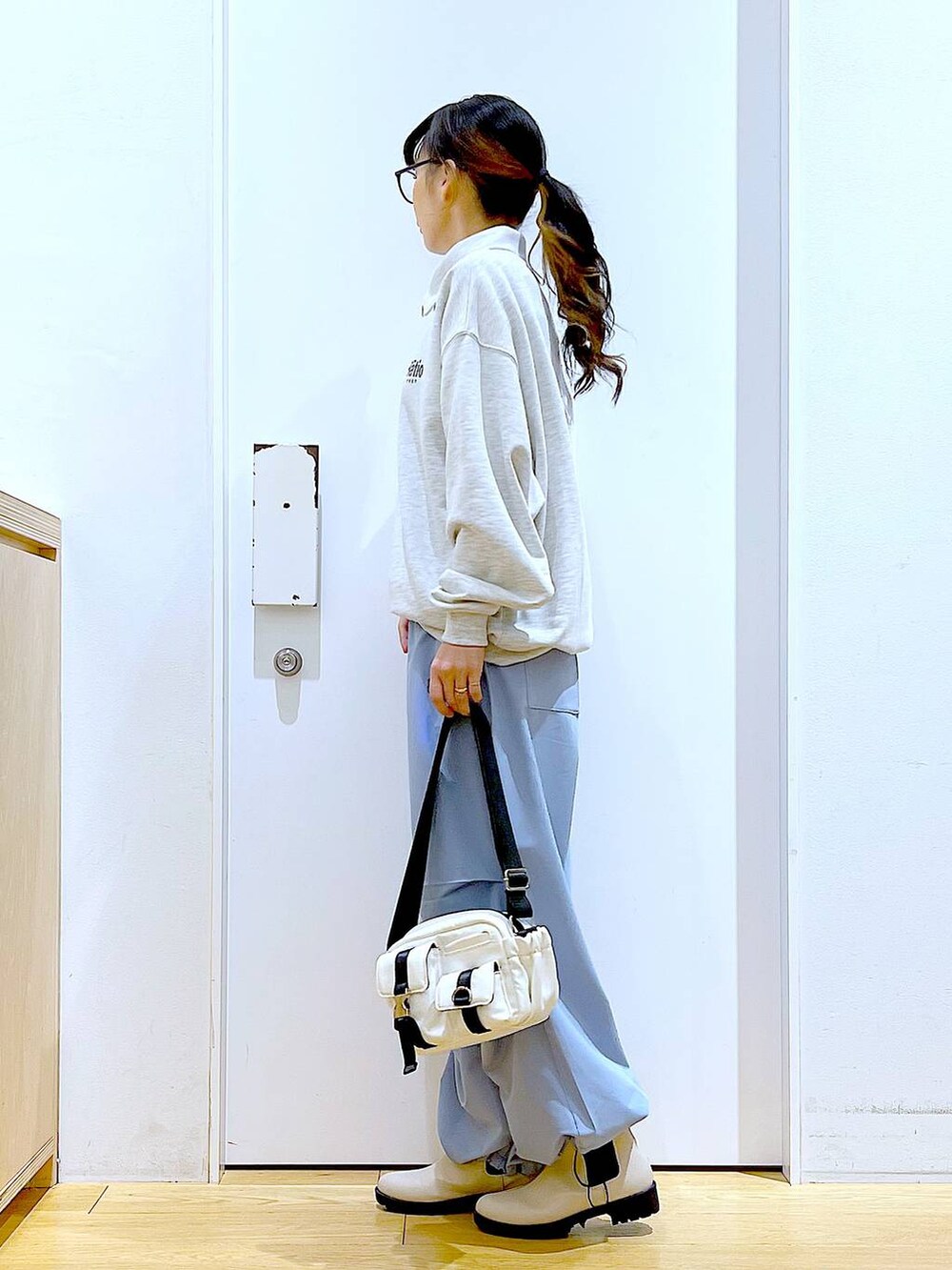 ブルー系のその他パンツ、ベージュ系のスウェット、ベージュ系のブーツを着用したレディースの春コーディネートの3枚目の写真