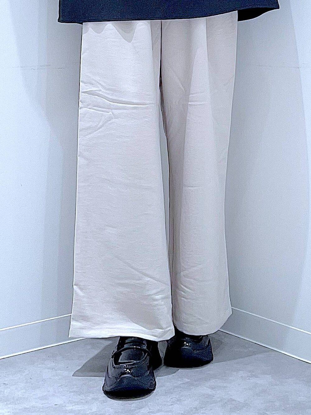 ベージュ系のその他パンツ、ブラック系のローファー、ブラック系のシャツ/ブラウスを着用したレディースの秋コーディネートの8枚目の写真