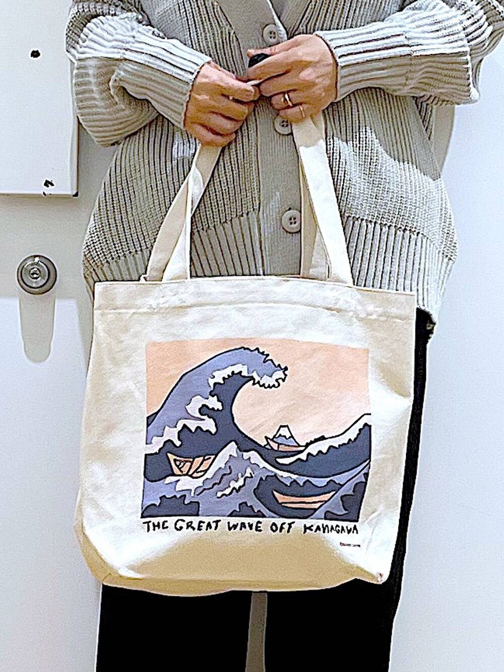 その他のトートバッグ、ブルー系のTシャツ/カットソー、グレー系のカーディガン/ボレロを着用したレディースの冬コーディネートの9枚目の写真