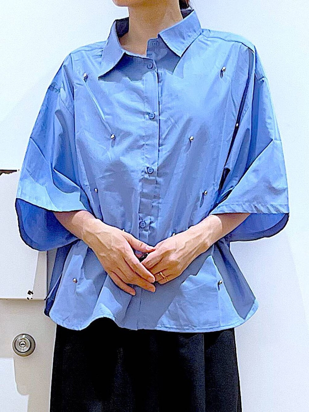 ブラック系のサンダル、ブラック系のその他パンツ、グレー系のショルダーバッグを着用したレディースの夏コーディネートの7枚目の写真