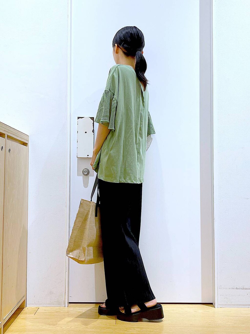 ブラック系のサンダル、その他のトートバッグ、ブラック系のその他パンツを着用したレディースの秋コーディネートの3枚目の写真