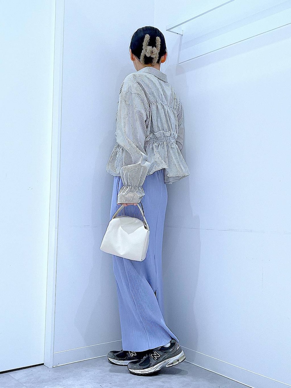 ホワイト系のショルダーバッグ、ベージュ系のシャツ/ブラウス、パープル系のスカートを着用したレディースの春コーディネートの3枚目の写真