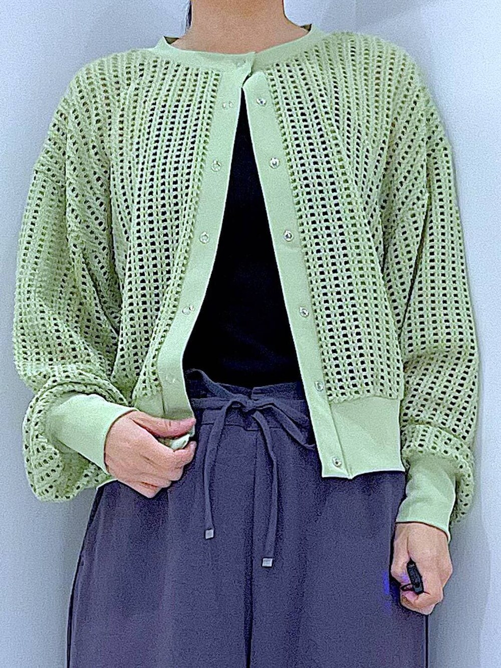 ホワイト系のスニーカー、グレー系のその他パンツ、ホワイト系のショルダーバッグを着用したレディースの春コーディネートの7枚目の写真