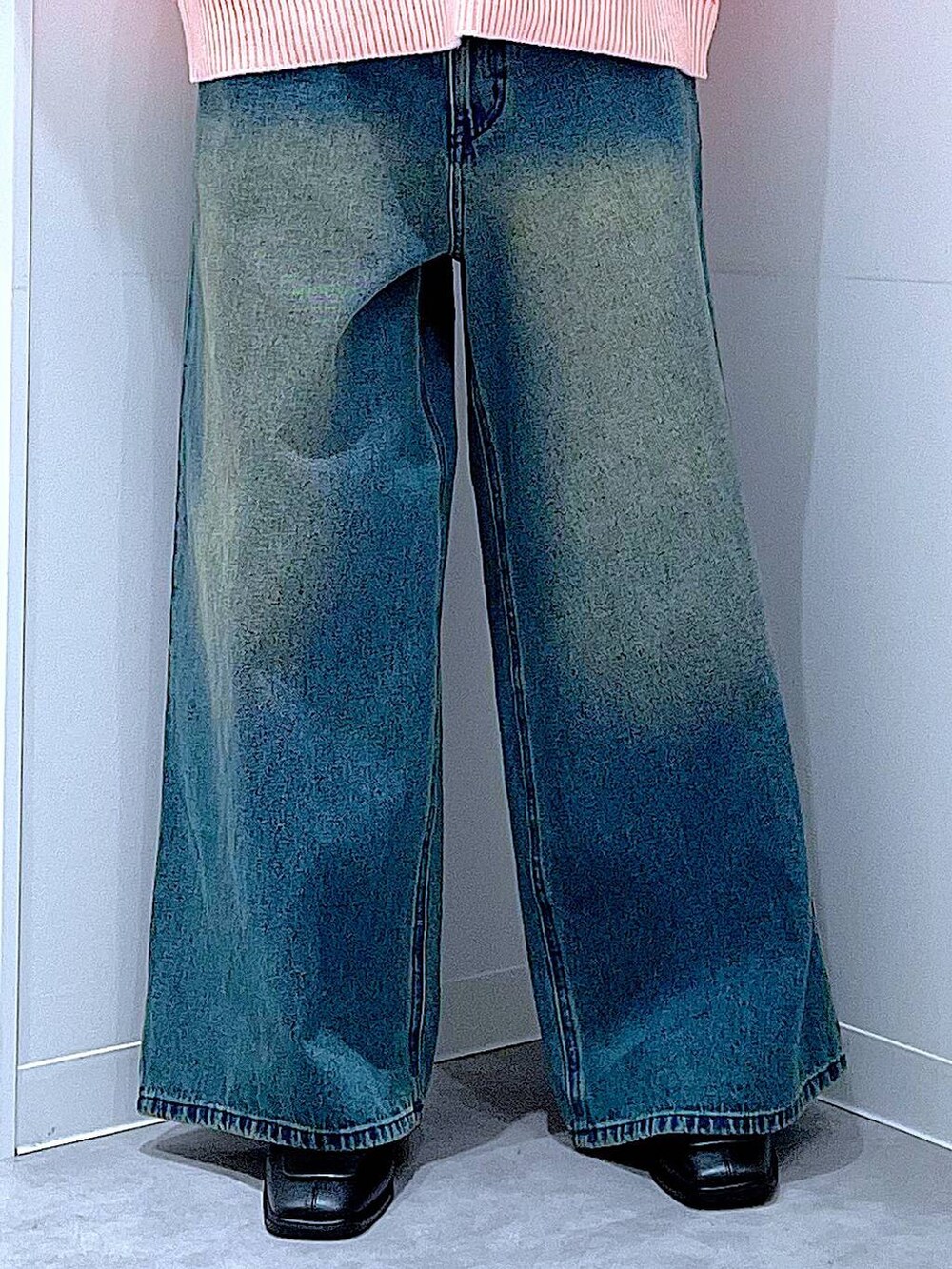 ブルー系のデニムパンツ、ブラック系のブーツ、ベージュ系のハンドバッグを着用したレディースの冬コーディネートの8枚目の写真