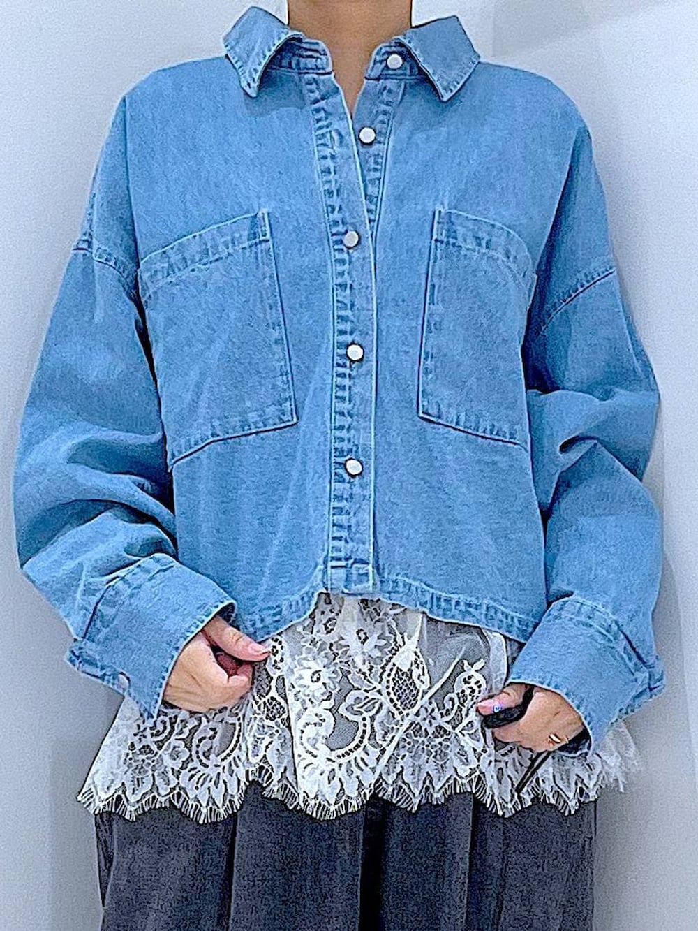 ブラック系のブーツ、ブルー系のシャツ/ブラウス、ブルー系のショルダーバッグを着用したレディースの春コーディネートの7枚目の写真