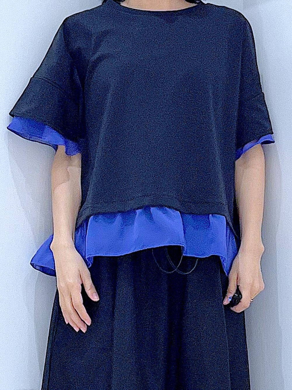 ブラック系のサンダル、ブラック系のショルダーバッグ、ブラック系のスカートを着用したレディースの春コーディネートの7枚目の写真