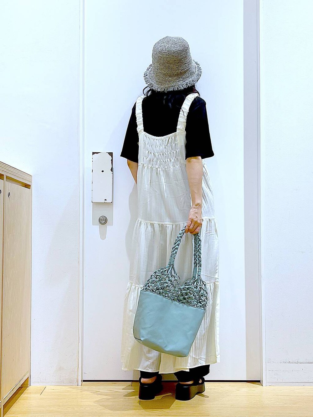 ブラック系のその他パンツ、ブラック系のTシャツ/カットソー、ブラック系のサンダルを着用したレディースの夏コーディネートの4枚目の写真