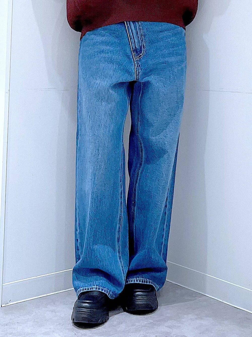 ブルー系のデニムパンツ、ブラウン系のニット/セーター、ブラック系のローファーを着用したレディースの秋コーディネートの8枚目の写真