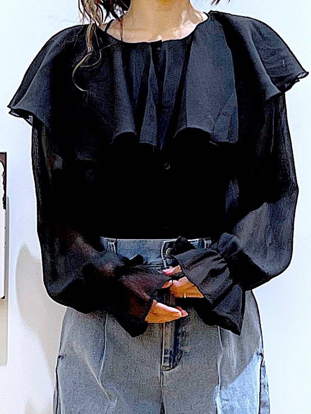 ブルー系のデニムパンツ、ピンク系のショルダーバッグ、その他のパンプスを着用したレディースの春コーディネートの7枚目の写真