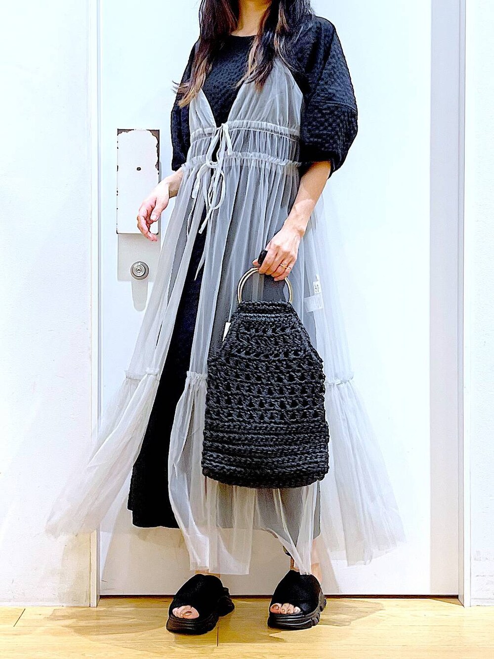 グレー系のワンピース、ブラック系のワンピース、ブラック系のサンダルを着用したレディースの春コーディネートの6枚目の写真