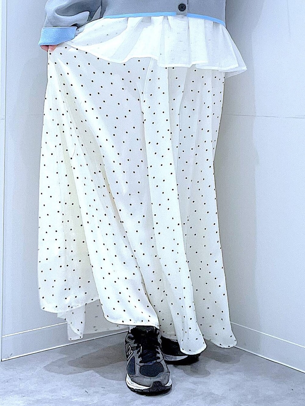 ホワイト系のショルダーバッグ、グレー系のカーディガン/ボレロ、ホワイト系のスカートを着用したレディースの春コーディネートの8枚目の写真