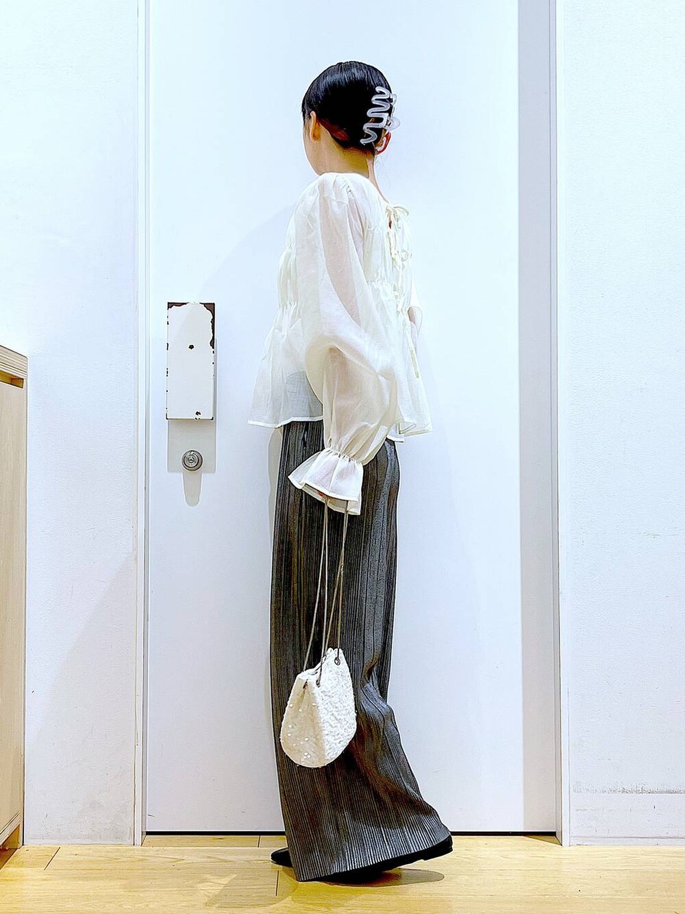 グレー系のその他パンツ、ブラック系のパンプス、ホワイト系のシャツ/ブラウスを着用したレディースの秋コーディネートの3枚目の写真