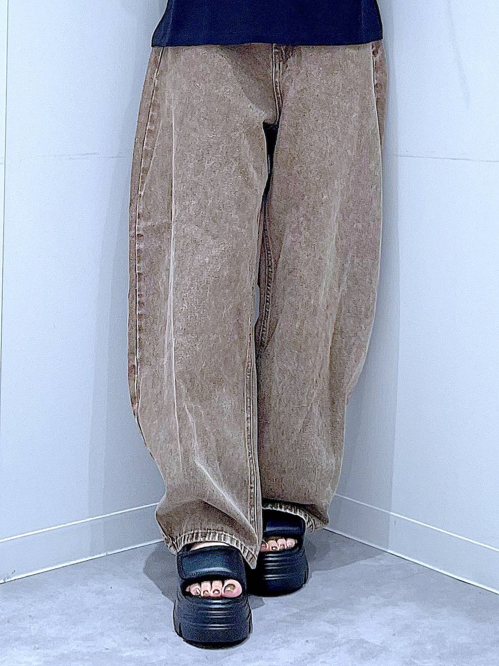ブラウン系のデニムパンツ、その他のショルダーバッグ、ブラック系のサンダルを着用したレディースの夏コーディネートの8枚目の写真