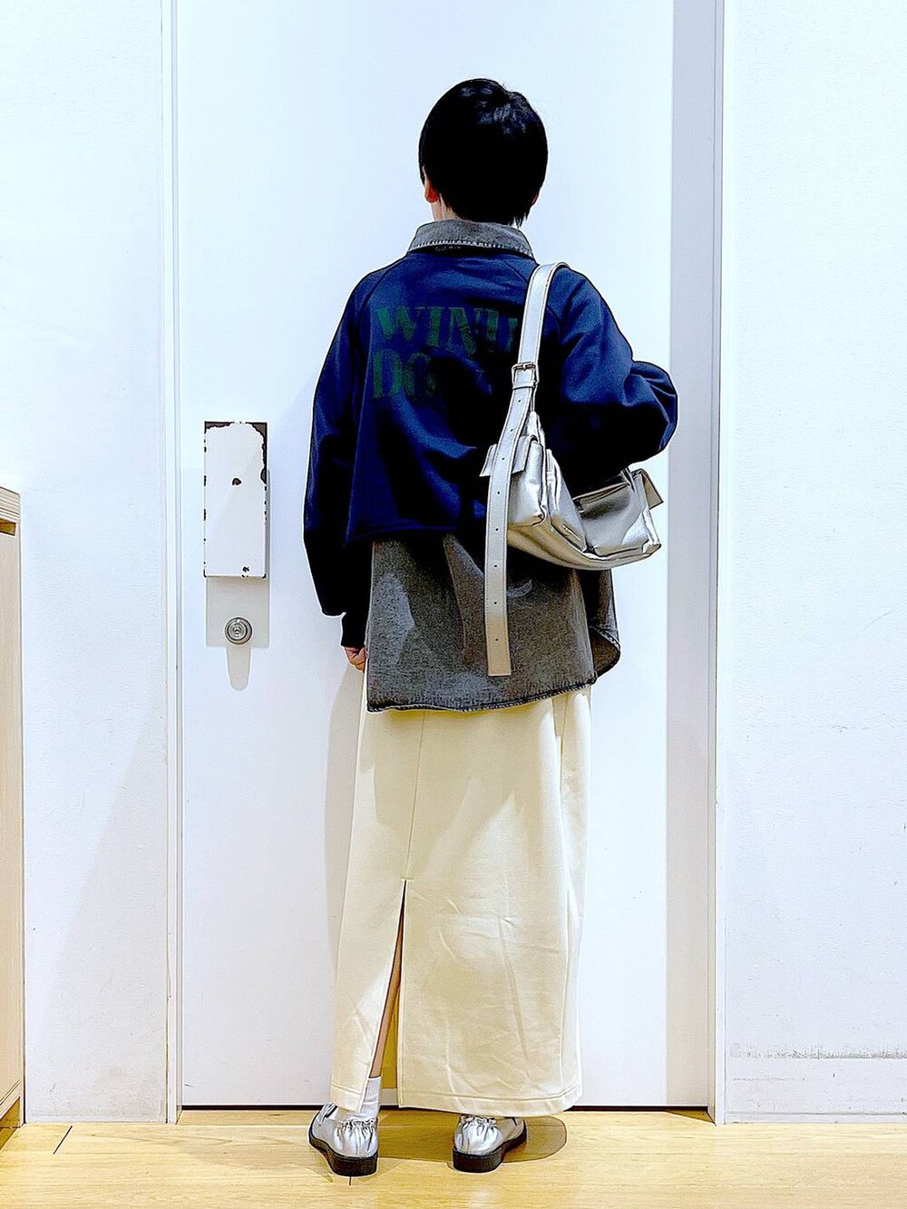 「リラックス、若見え、ゆったり、休日コーデ、骨格ウェーブ、LAKOLE、シャツ、スウェット、スカート、カジュアルコーデ、レイヤードスタイル、ローファー、ショルダーバッグ、春コーデ、おでかけ」｜「LAKOLEのギャザーコインローファー / 135004（ローファー、シルバー系）」を使った、あおき@LAKOLE海老名さん（レディース・156cm）の冬コーディネートの5枚目の写真